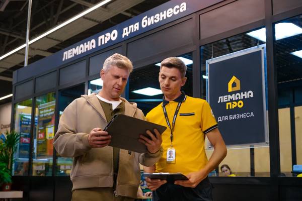 Сотрудники «Лемана Про» консультируют клиента по экотоварам в бизнес-зоне компании