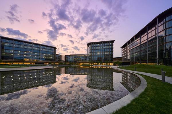Современные офисные здания с отражением в искусственном водоёме на фоне вечернего неба — новый бизнес-кластер Москвы за пределами центра