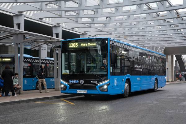 Автобус ЛиАЗ Citymax 12 на маршруте №1383 у станции метро «Планерная» в Москве — этап тестирования новой модели городского транспорта