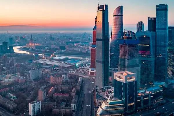 Деловой центр Москва-Сити на закате — символ трансформации офисной недвижимости и развития многофункциональных бизнес-кварталов