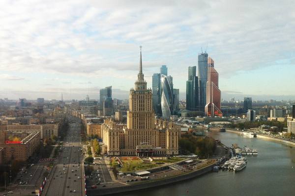 Панорама Москва-Сити и гостиницы Украина на фоне набережной — символ деловой недвижимости и офисного рынка Москвы в 2025 году