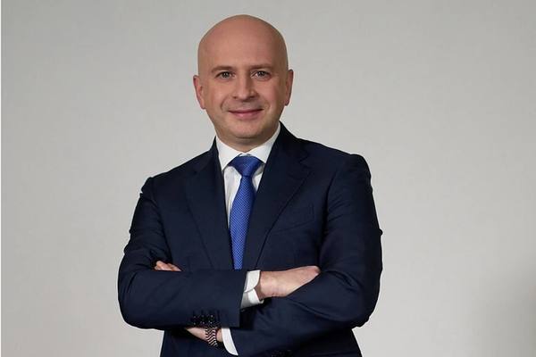 Николай Иванов — новый финансовый директор X5, портрет в деловом костюме на светлом фоне