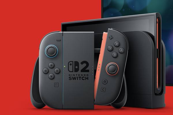 Игровая консоль Nintendo Switch 2 в чёрном корпусе на фоне красного фона — символ растущего спроса на портативные игровые устройства в России.