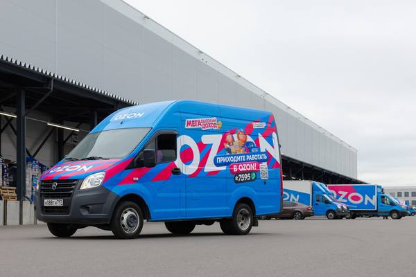 Курьерский фургон Ozon у логистического центра. Компания усиливает стандарты безопасности: новые технологии и строгая подготовка водителей.