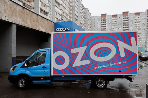 Фирменный фургон Ozon у пункта выдачи заказов — символ развития логистической инфраструктуры компании для доставки вне маркетплейса