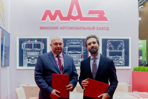 Руководители ПАО «Северсталь» и ОАО «МАЗ» после подписания меморандума о технологическом сотрудничестве на выставке ИННОПРОМ. Беларусь 2025.