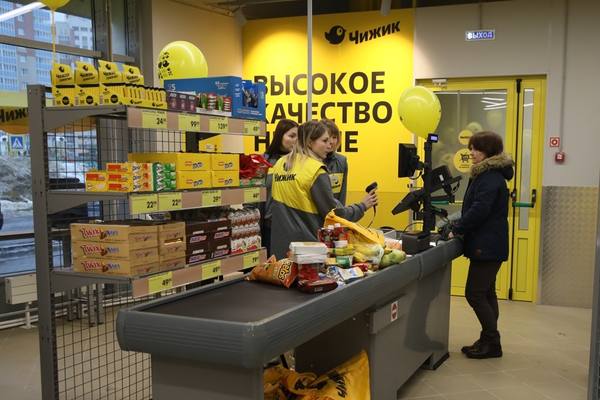 Покупатели на кассе в магазине «Чижик» с товарами повседневного спроса — рост популярности дискаунтеров в России на фоне ценовой чувствительности