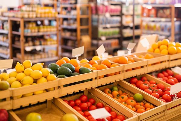 Фрукты и овощи на полках продуктового магазина в Петербурге на фоне сокращения традиционной розничной торговли