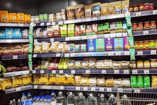 Полки с продуктами в российском супермаркете: макароны, крупы, вода и соусы — ассортимент в зоне повседневного спроса