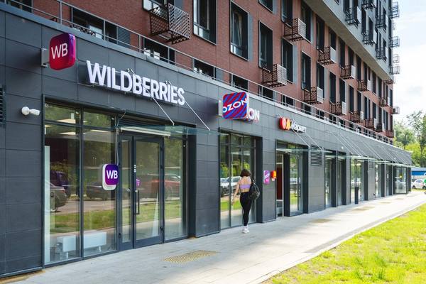 Фасад жилого комплекса с пунктами выдачи Wildberries, Ozon и Яндекс Маркет — пример современной коммерческой инфраструктуры в сегменте стрит-ритейла