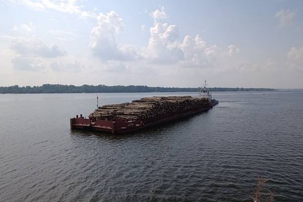 Баржа с древесиной на реке во время навигации 2025 года для доставки на КБК «КАМА»