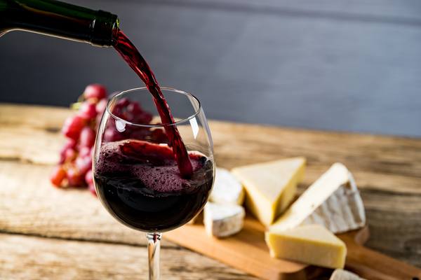 Бокал с красным российским вином и сырная тарелка — локальные продукты на фоне растущей популярности отечественного виноделия