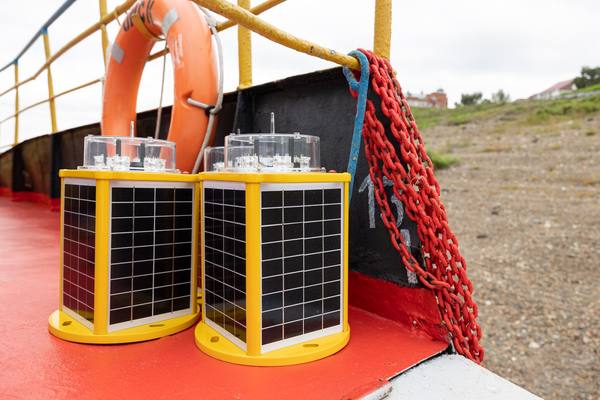 Автономные интеллектуальные круговые навигационные огни с солнечными панелями на борту судна. Разработка Ростеха для цифровизации речного судоходства в России.