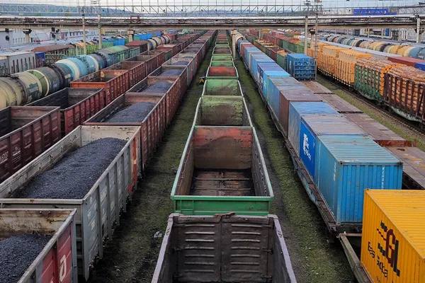 Железнодорожная станция с полувагонами и контейнерными составами — символ снижения спроса и профицита вагонного парка на фоне падения ставок аренды в 2025 году