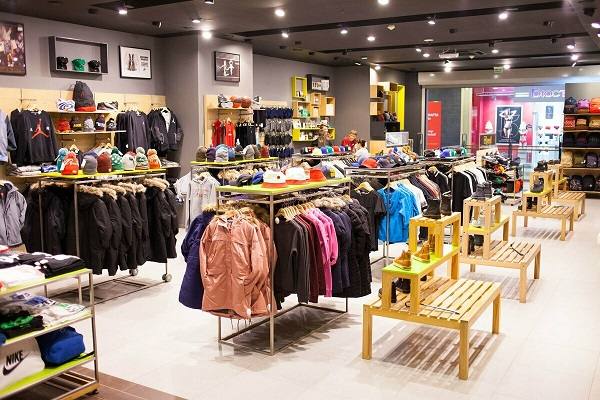 Магазин одежды с зимней и спортивной коллекцией — розничная торговля fashion-брендов в России в 2025 году
