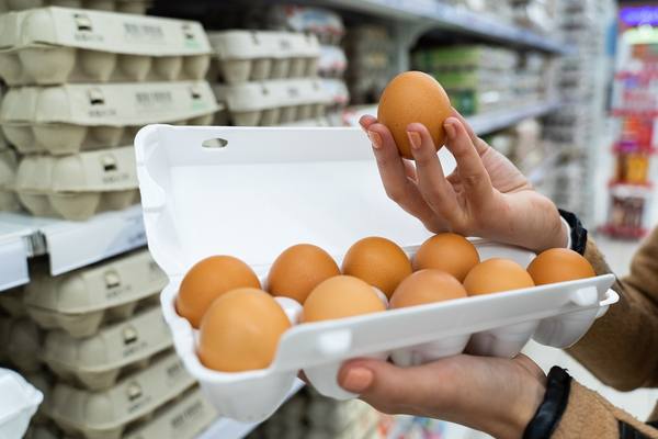 Покупатель в магазине выбирает куриные яйца: иллюстрация потребительского спроса и ценовой ситуации на рынке яиц в России