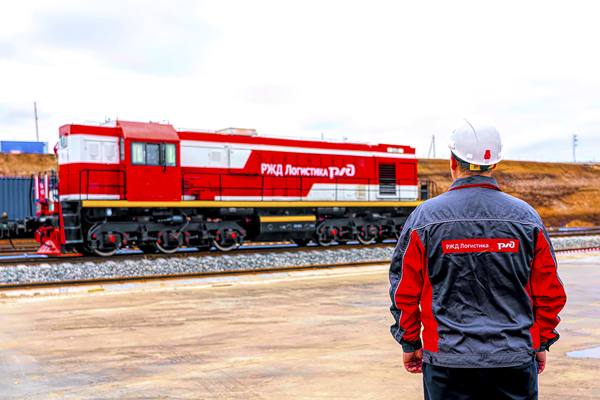 Сотрудник РЖД Логистики наблюдает за маневровым локомотивом на станции Буранная в Челябинской области. Новый сервис запущен для повышения логистической эффективности.