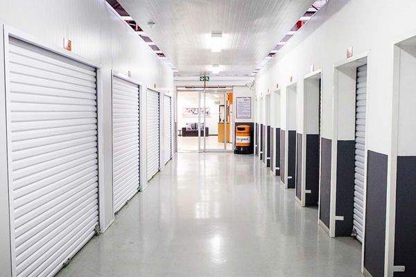 Коридор современного склада self-storage с индивидуальными боксами для хранения личных и коммерческих вещей
