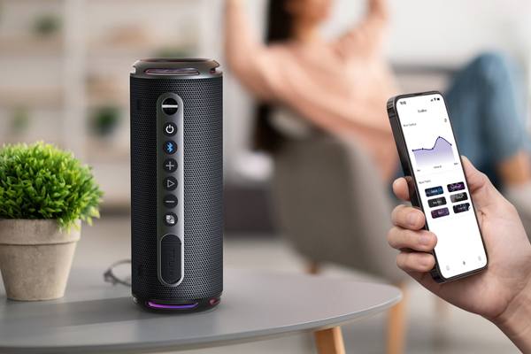 Портативная Bluetooth-колонка с управлением через смартфон: тренд на умные аудиоустройства с ИИ