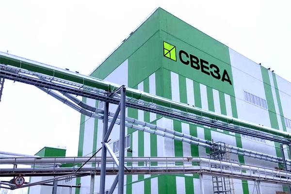 Новый генеральный директор группы компаний «Свеза» Дмитрий Колчин на фоне производственного предприятия