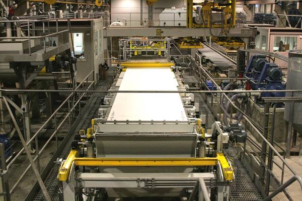 Производственная линия по выпуску фиброцементных фасадных панелей на заводе в Обнинске. Мощности ТЕХНОНИКОЛЬ усиливаются после покупки предприятия ЛТМ.