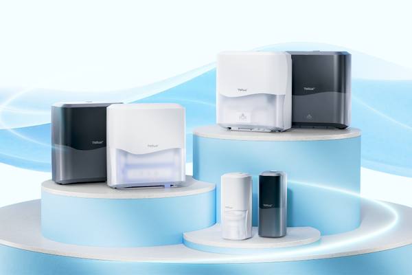 Новая линейка диспенсеров Tellus Wave Design® — модели в белом и графитовом цвете на подиумах, демонстрирующие современный промышленный дизайн