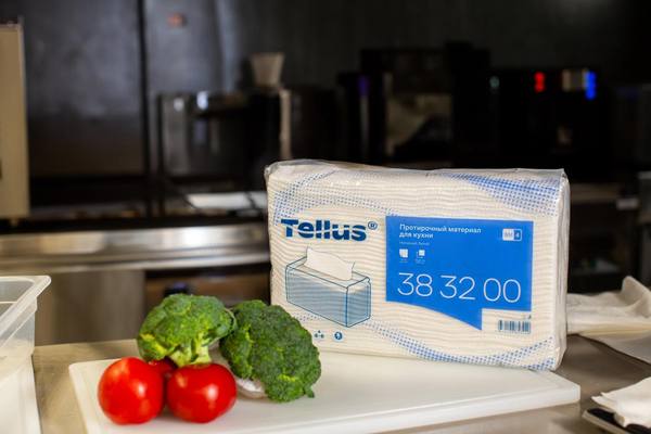 Протирочный материал Tellus Soft Professional на кухне ресторана рядом с овощами