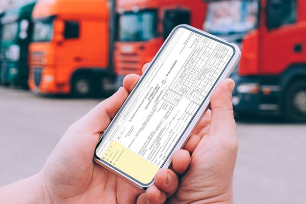 Мобильное приложение для работы с электронными транспортными накладными (ЭПД) на фоне грузовых автомобилей — внедрение ЭДО в логистике