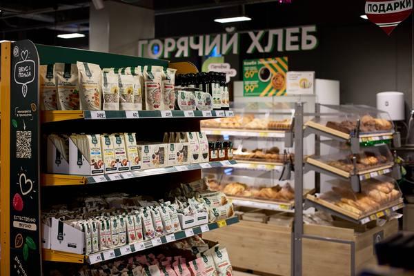 Фирменный стеллаж бренда «Вкус & Польза» в магазине «Пятёрочка» — ЗОЖ-ассортимент в категории бакалея и полезные продукты на полке