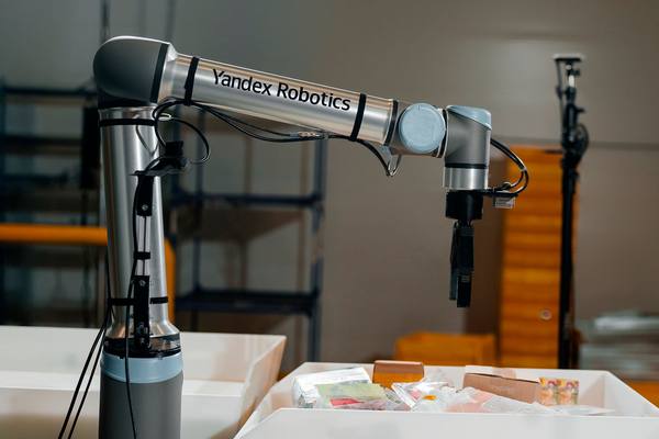 Роботизированная рука Yandex Robotics с системой захвата объектов — пример промышленного применения физического ИИ в логистике и автоматизации складов