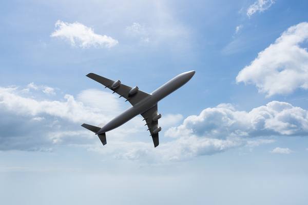 Пассажирский или грузовой самолёт на фоне голубого неба и облаков — символ воздушной логистики и роста авиаперевозок «Деловых Линий» в регионы Сибири и Дальнего Востока