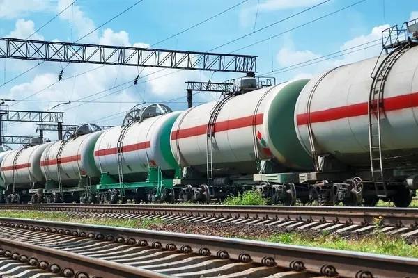 Железнодорожные цистерны с бензином на грузовом составе, иллюстрация поставок белорусского топлива по железной дороге в Россию