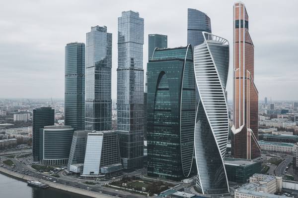 Вид на современные бизнес-центры в районе «Большой Сити» в Москве — крупнейший кластер офисной недвижимости столицы