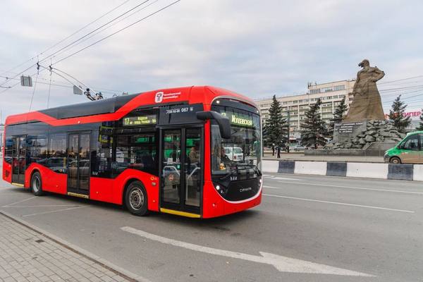 Современный троллейбус маршрута №17 на фоне памятника Скорбящей Матери в Челябинске
