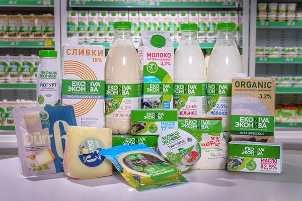 Ассортимент молочной продукции бренда «ЭкоНива» на охлаждаемой полке, иллюстрация материала о внедрении системы Consid.WMS на складе производителя