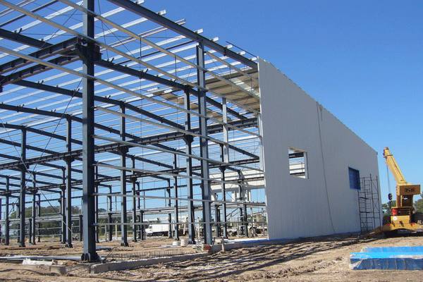 Строительство современного складского комплекса из металлоконструкций в Центральной России, III квартал 2025 года. Этап монтажа стеновых панелей.