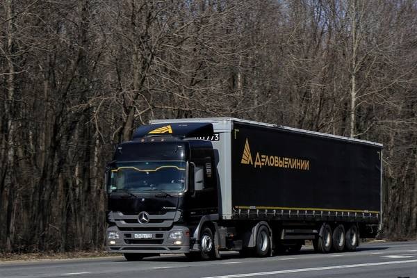 Грузовик компании «Деловые Линии» на трассе — межтерминальная перевозка с обновленными тарифами и ускоренными сроками доставки