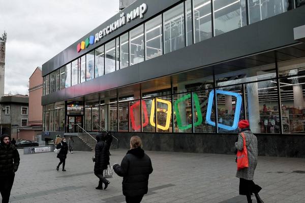 Фасад магазина «Детский мир» с покупателями у входа, иллюстрирующий рост онлайн-заказов и спроса в период распродажи 11.11 и усиление e-commerce ритейлера