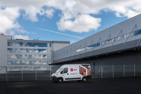 Грузовой фургон DPD возле логистического комплекса — иллюстрация роста региональных отправок и развития инфраструктуры доставки в России