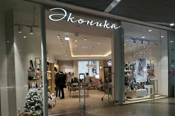 Флагманский магазин обувного бренда Ekonika в торговом центре, оформленный в светлом премиальном стиле — иллюстрация нового ритейл-формата с элементами lifestyle и кафе