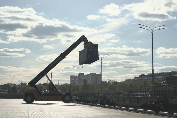 Погрузка контейнера с флекситанком на экспортный поезд на терминале «Южный Порт» в Москве