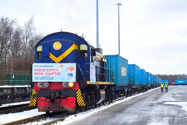 Контейнерный поезд FESCO China Neva Shuttle на российской станции, синие контейнеры и локомотив под брендом FESCO — новый прямой маршрут из Китая в Санкт-Петербург