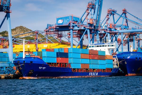 Контейнеровоз FESCO в порту на фоне кранов и контейнерного терминала, сцена морской логистики на каботажной линии между Санкт-Петербургом и Калининградом