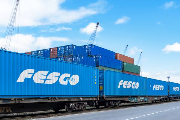 Контейнерный поезд FESCO с 40-футовыми контейнерами на платформе в порту — экспортный маршрут из России в Китай