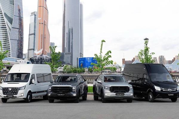 Линейка коммерческих автомобилей FOTON TOANO и TUNLAND на фоне Москвы-Сити — претенденты на звание «Автомобиль года в России»