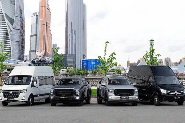 Модельный ряд FOTON в Москве: пикапы Tunland V9 и цельнометаллические фургоны Toano на фоне делового центра