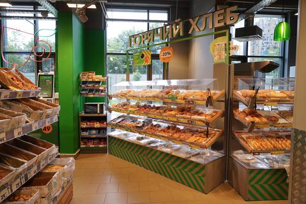 Отдел свежей выпечки в магазине «Пятёрочка» с ассортиментом горячего хлеба, багетов и сдобы — отражение потребительских предпочтений россиян в 2025 году