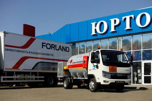 Газовоз FORLAND 3 с цистерной для сжиженного газа на фоне дилерского центра ЮРТО-ТРАК, официальный поставщик спецтехники для МХО «Рассвет»