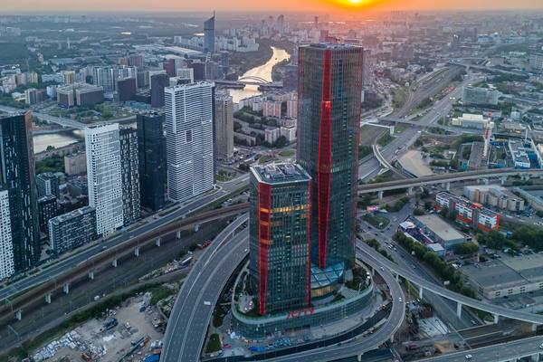 Аэрофотосъемка комплекса iCITY в Москва-Сити с двумя башнями и окружающей транспортной инфраструктурой