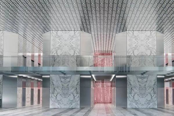 Интерьер лифтового холла iCITY с мраморной отделкой и шахтами двухэтажных скоростных лифтов Mitsubishi